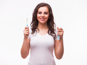 عدم الحرص على تنظيف الأسنان  يؤدي إلى إصابة بخلخلة الأسنان ونزيف اللثة 