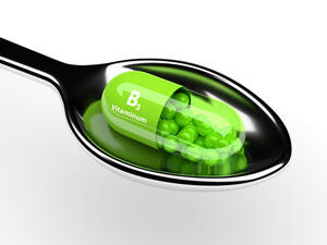 يوجد فيتامين B3 في العديد من الأطعمة، منها التونة والدجاج (shutterstock.com)
