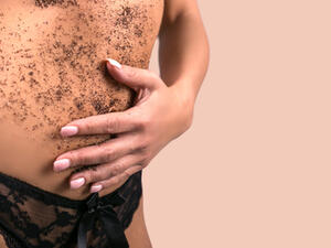 يصيب مرض السيلوليت، الكثير من النساء نتيجة تراكم الدهون 