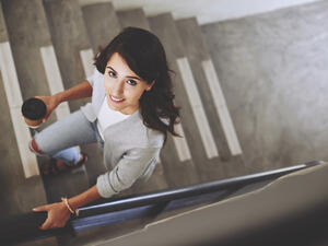 صعود وهبوط الدرج لمدة عشر دقائق قد يعزز النشاط لدى الشابات