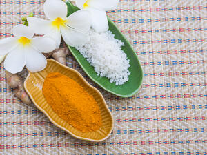 الملح والكركم من أكثر الأشياء المستخدمة للتخلص من شعر الوجه غير المرغوب فيه (shutterstock.com)
