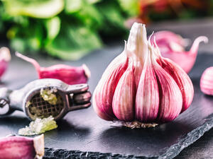 بصرف النظر عن إضافته للنكهة المميزة في الطعام، الثوم مفيد للغاية لصحتك ولصحة عائلتك