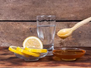 وصفة العسل والليمون لإزالة الشعر الزائد (shutterstock.com)