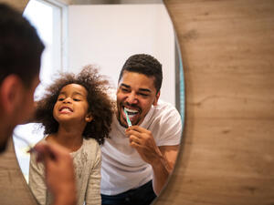 اجعلوا من تنظيف الأسنان عادة إيجابية يومية لكم ولأطفالكم 