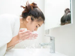 يجب أن تعتمدي في غسل بشرتك على الماء البارد أو الفاتر (shutterstock.com)
