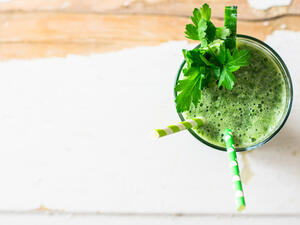 مشروب الليمون والبقدونس  يساعد في إنقاص الوزن خلال ايام قليلة (shutterstock.com)