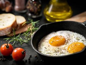 يعتبر بياض وصفار البيض من المكوّنات الغنية بالعناصر الغذائية