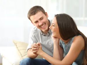 لا تقاطع شريك حياتك خلال مناقشته معك  (shutterstock.com)
