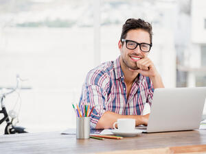 انقلوا القميص المخطط من طابعه الكلاسيكي إلى الطابع الكاجوال (shutterstock.com)
 انقلوا القميص المخطط من طابعه الكلاسيكي إلى الطابع الكاجوال (shutterstock.com)