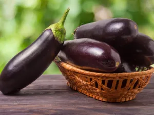 الباذنجان يحتوي على ألياف غذائية تقي من مرض السكري (shutterstock.com)
