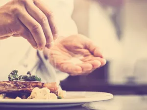 إن تناولك الأطعمة الغنية بالملح قد يؤدي إلى الشعور بالعطش باستمرار  (shutterstock.com)

