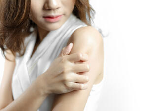 من العلامات الدالة على نقص السوائل في الجسم جفاف الجلد