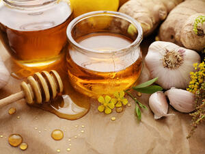 الثوم والعسل مكونان يبدوان لنا متعارضين تمامًا، لكن امزجوهما معًا وستحصلون على أفضل وصفة