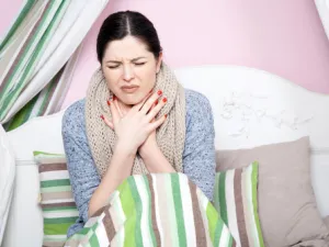 هل بدأ صوتك يتغير بسبب التهاب الحلق؟ لا داعي للقلق (shutterstock.com)
