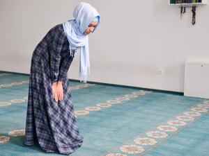 الحركات الجسدية المتكررة خلال الصلاة تقلل من الإصابة بآلام أسفل الظهر