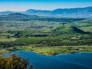 Lake and conic hill at Golan Heights (Shutterstock)