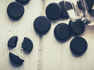 ﻳﻤﺘﺎﺯ ﺍﻟﻔﺤﻢ ﺑﺨﺼﺎﺋﺼﻪ ﺍﻟﻬﺎﺋﻠﺔ ﺑﺎﻣﺘﺼﺎﺹ ﺍﻟﺰﻳﻮﺕ ﻭﺍﻟﺸﻮﺍﺋﺐ ﻭﺍﻟﺴﻤﻮﻡ ﻣﻦ البشرة