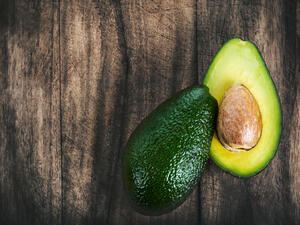 تعتبر ثمرة الأفوكادو من الثمار الغنية بالفيتامينات و الأملاح المعدنية