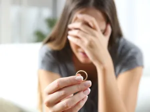 يرى الخبراء أن على المرأة بعد الطلاق أن تجتهد في أن تنسى الزواج السابق  (shutterstock.com)
