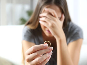 يرى الخبراء أن على المرأة بعد الطلاق أن تجتهد في أن تنسى الزواج السابق  (shutterstock.com)
