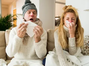 يمكن مواجهة الحمى بواسطة الأدوية المحتوية على الباراسيتامول (shutterstock.com)