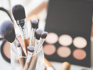 القيام بغسل فرشاية المكياج وتجفيفها بشكل عمودي من وقت لأخر