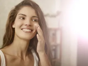 يفضل هنا اللجوء إلى ألوان الروج النيود (shutterstock.com)
