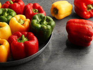 الفلفل الأخضر والأحمريحتوي على فيتامين إي (shutterstock.com)
