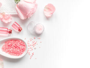 تشعر بعض الفتيات بفقدان برونق أظافرها  (shutterstock.com)