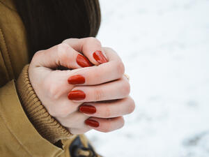 ترتفع نسبة الإصابة ببرودة الأطراف لدى النساء أكثر من الرجال.