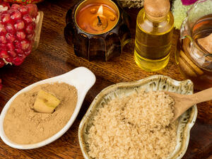 امزيجي السكر والعسل، وعدد قليل من قطرات من عصير الليمون لترطيب بشرتكِ