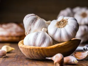 يحتوي الثوم على مضادات حيوية طبيعية تعمل على القضاء على حب الشباب (shutterstock.com)
