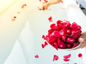 اسحقي بتلات الورد الجوري المسحوقة وأضيفي لها العسل الطبيعي