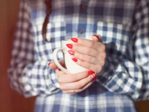 دلكي أظافرك بالليمون وضعي شوية فازلين ودعيه عشر دقائق ومن ثم أغسليه  (shutterstock.com)
