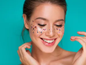 لا تنسي تطبيق بلسم مرطب على الشفاه بعد عملية التقشير (shutterstock.com)
