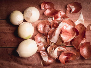 قشر البصل يحتوي على الكيرستين الذي يساعد في السيطرة على ضغط الدم