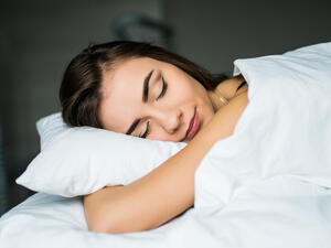 من مخاطر النوم على البطن تقوس للظهر مع مرور الوقت