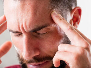 يعاني الكثير من الصداع الناجم عن الإرهاق وضغط العمل (shutterstock.com)