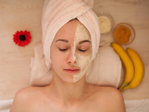 ماسك الموز يُساعدك في الحصول على بشرة مختلفة ناعمة (shutterstock.com)
