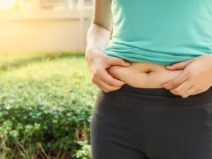 دهون الكرش من أكثر المشاكل المؤرقة التي تسبب لصاحبها الاحراج (shutterstock.com)
