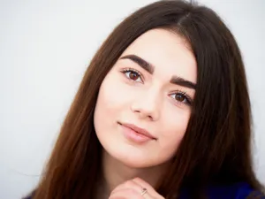 استخدمي أي قلم للحواجب "eye brows filler" لملء الفراغات كي تبدي أصغر سنًا