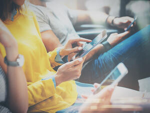 الأشعة التي تدخل أذن مستخدم الهاتف تسبب نوعا من الخلل في أداء الذاكرة (shutterstock.com)
