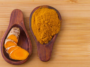 يحتوي الكركم على مواد مضادة للأكسدة يجعله مثالي للحفاظ على البشرة (shutterstock.com)