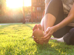  ينمو ظفر الإصبع للداخل عندما ينغرس جانب من الظفر في الجلد