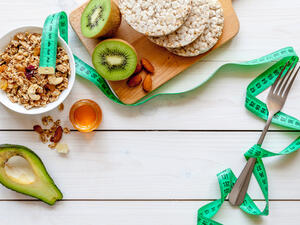 من أهم شروط نجاح هذا الريجيم هو الامتناع عن تناول الطعام بعد الساعة السابعة مساء (shutterstock.com)
