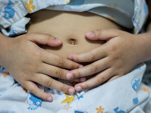 يعاني الكثير من مشكلة انتفاخ البطن، والتي تسبّب إزعاجاً وقلقاً لهم (shutterstock.com)