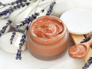 يمكنكِ استخدام الكاكاو لتحضير ماسك طبيعي لتبييض بشرة الوجه (shutterstock.com)