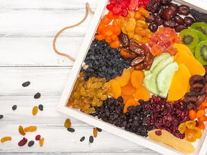 الفاكهة المجففة وجبة خفيفة مغذية ومريحة، وخصوصًا عندما تخلط مع المكسرات