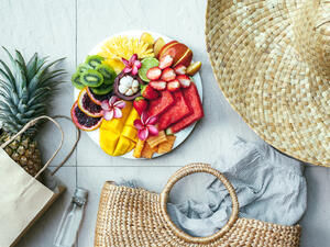 تعتبر الفواكه الصيفية من المصادر الغذائية التي تحمي من الأمراض القلبية (shutterstock.com)
