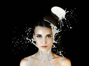 اللبن هو المقشّر المثاليّ للبشرة الحساسة